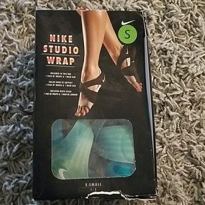 LIKE NEW Nike Studio Wrap SHOES XS 5-6